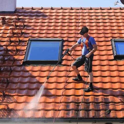 Reinigen van pannendak in Velsen